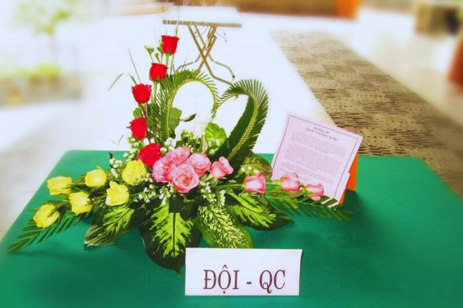 Mẫu cắm hoa 8/3 chủ đề Sắc màu phụ nữ