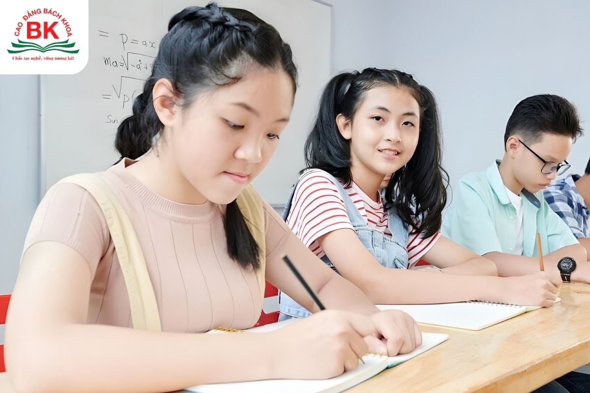 Khối lượng kiến thức lớn và mức độ cạnh tranh cao đòi hỏi các bạn khối D07 phải sắp xếp ôn tập hợp lý