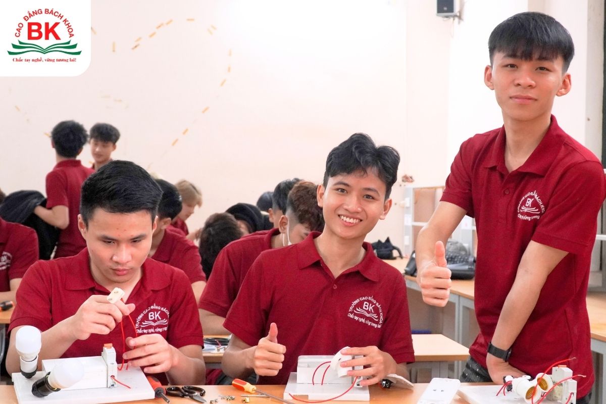 Toán và Hóa học là những nền tảng quan trọng để học nhóm ngành Kỹ thuật và Công nghệ