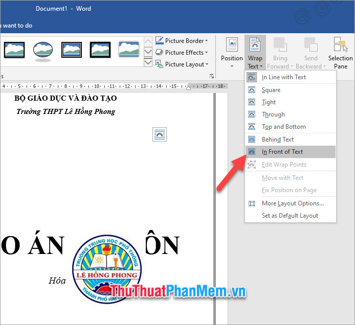 Chọn dòng In Front of Text để bức ảnh có thể đè lên phía trên dòng chữ