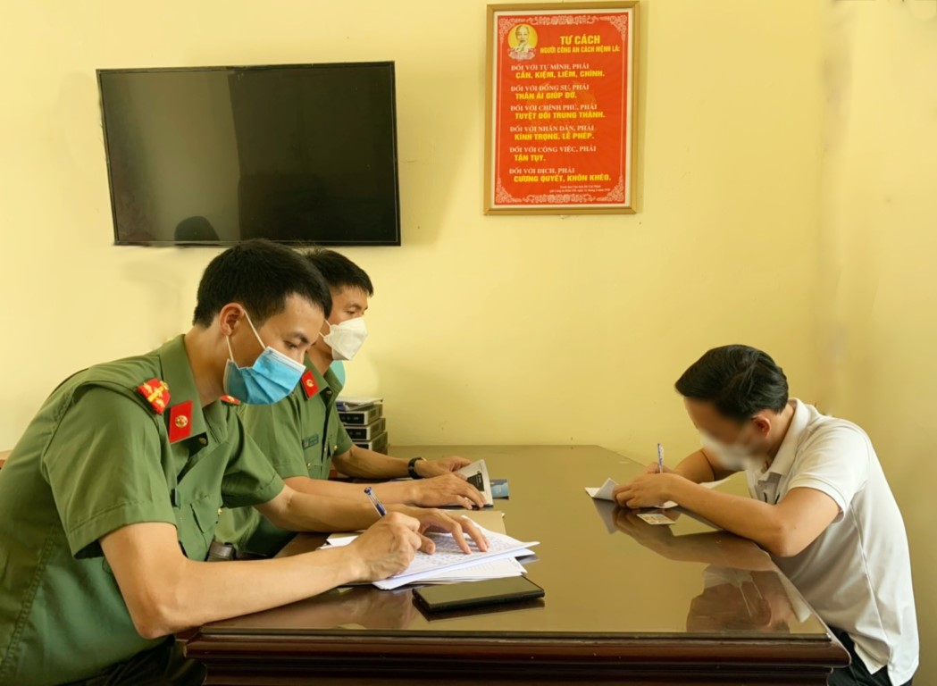 Cán bộ Công an thành phố Vinh làm việc với Trần N.T