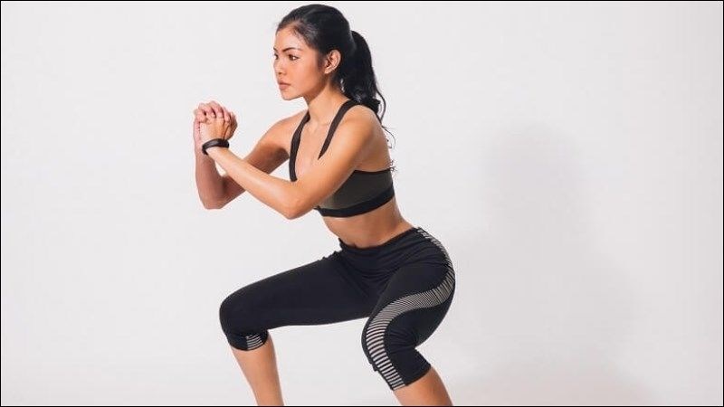 Dáng người tam giác ngược nên luyện tập squat để cải thiện phần thân dưới