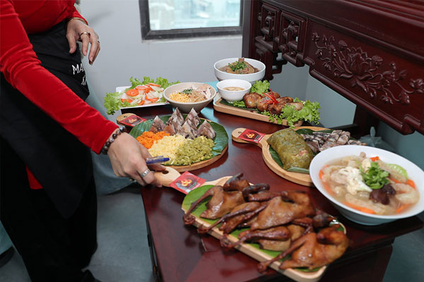 Mâm lễ mặn cúng giỗ đầu thường bao gồm gà, xôi, chè,.....