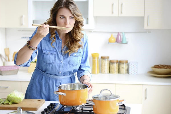 Không được nếm thử đồ cúng trước khi thắp hương