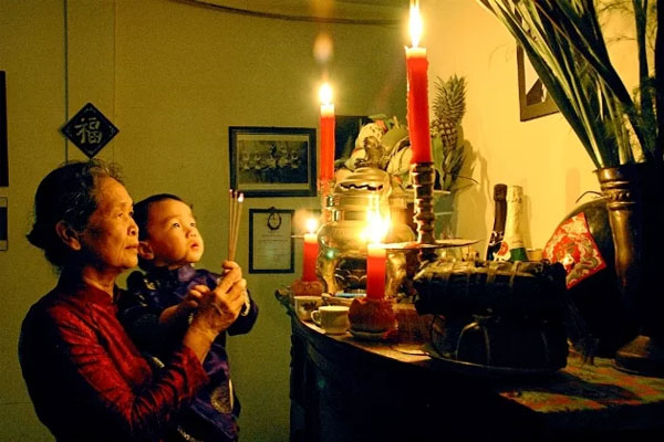 Nhiều gia đình thường lựa chọn thắp 3 nén hương để bày tỏ lòng thành kính
