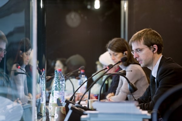 Phiên dịch viên Tiếng Anh là gì? Những thuận lợi và khó khăn với nghề - Ảnh 3