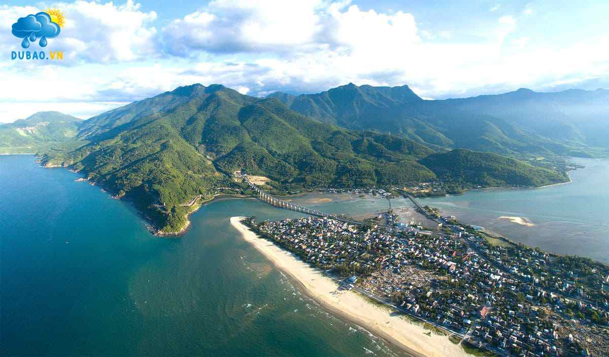 Địa hình đồng bằng ven biển miền Trung phần lớn là đồi núi thấp