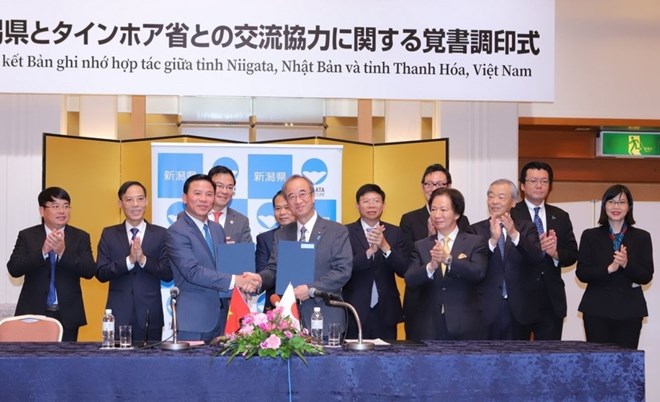 Ông Đỗ Trọng Hưng - Ủy viên TƯ Đảng, Bí thư Tỉnh ủy Thanh Hóa và ngài Hanazumi Hideyo - Thống đốc tỉnh Niigata (Nhật Bản) trao bản ghi nhớ hợp tác giữa hai tỉnh, tháng 11.2023.