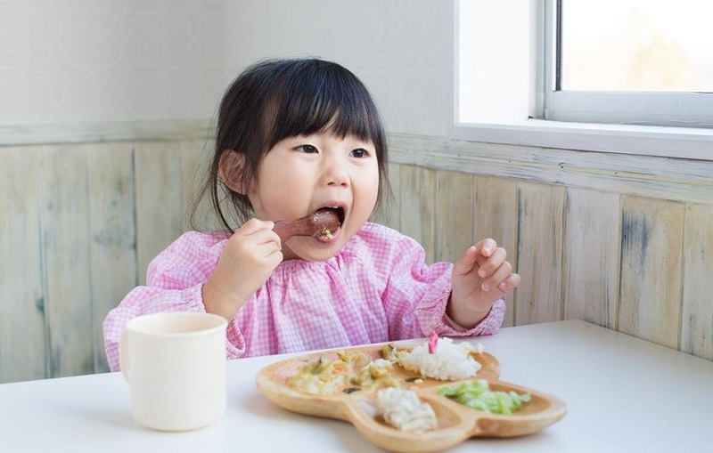 Cách dạy bé tự xúc cơm ăn đơn giản, dễ thực hiện 3