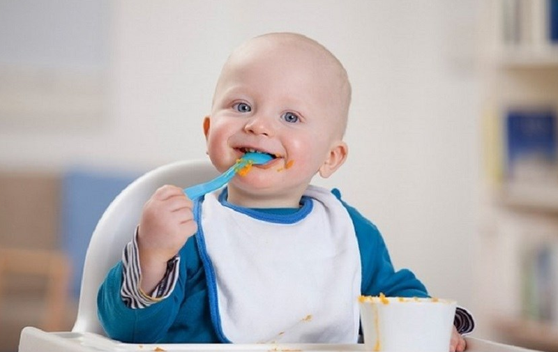 Cách dạy bé tự xúc cơm ăn đơn giản, dễ thực hiện 1