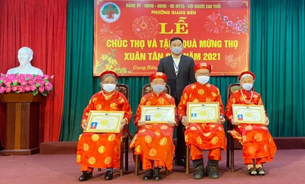 bao-nhieu-tuoi-thi-duoc-mung-tho-muc-huong