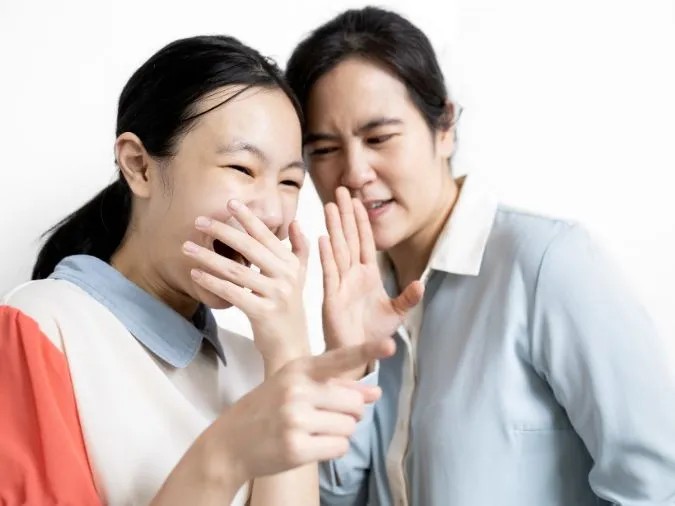 Đối chiếu “ăn ngay nói thật” với “ăn đơm nói đặt”: trung thực tuân thủ phương châm về chất, còn bịa đặt là hành vi bị phê phán