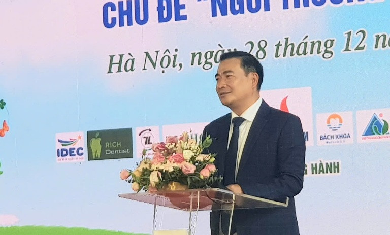 Em Lý Phương Chi, học sinh lớp 5B, Trường tiểu học Trương Lương, huyện Hòa An, tỉnh Cao Bằng đoạt giải Nhất với tác phẩm “Em yêu ngôi trường xanh”.