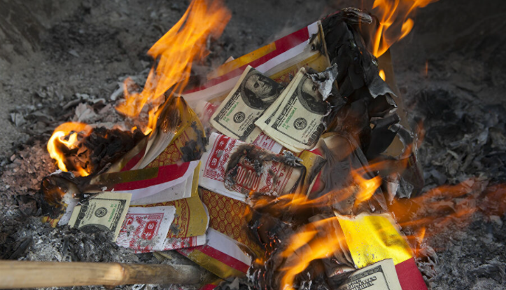 Tiền, vàng, quần áo phải đốt cháy hết (Ảnh minh họa)