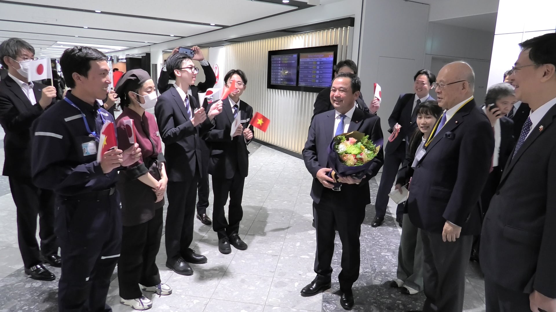 Quyền Bộ trưởng Trần Đức Thắng giao lưu, chia sẻ với doanh nghiệp Nhật Bản. Ảnh: ICD.