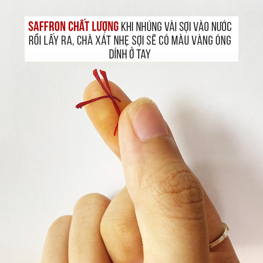 Dùng tay chà xát sợi nhụy sau khi pha nước