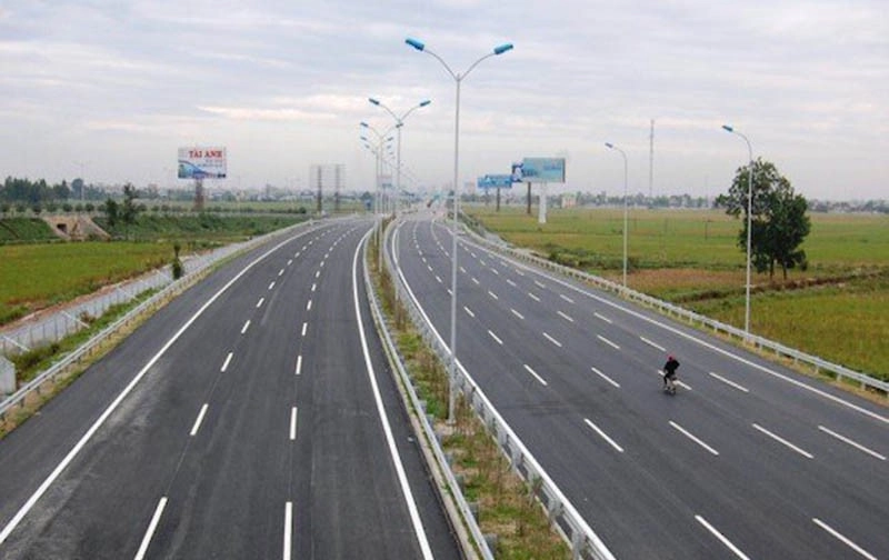 duong-doi-co-dai-phan-cach-o-giua