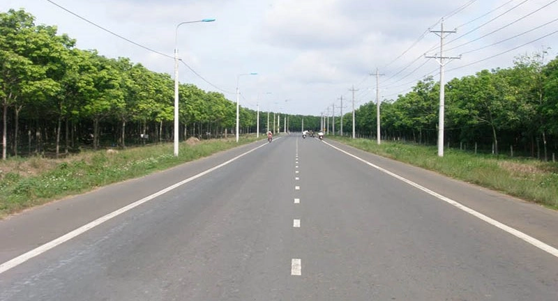 duong-hai-chieu-duoc-phan-cach-bang-vach-son