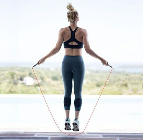Nhảy dây giúp giảm mỡ lưng hiệu quả