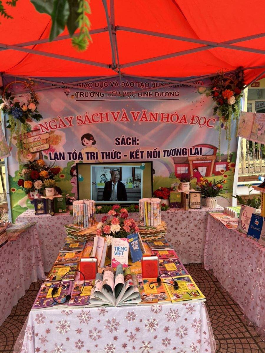 cach trung bay sach trong ngay hoi doc 2