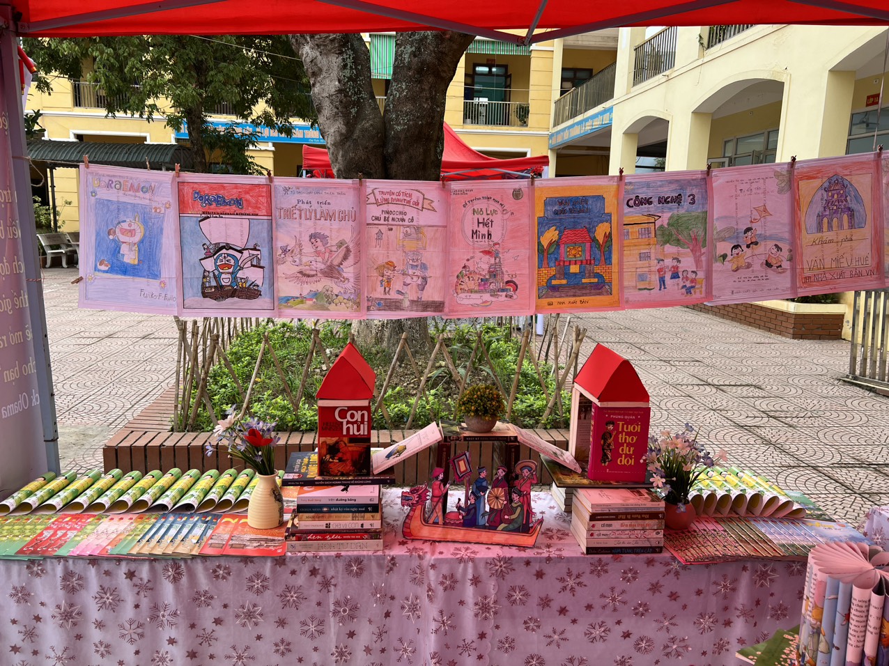 cach trung bay sach trong ngay hoi doc