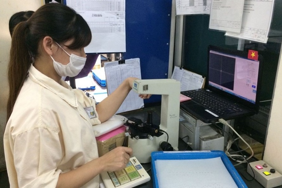 Không ít công nhân vẫn tranh thủ làm việc dịp Tết Dương lịch để tăng thêm thu nhập. Ảnh minh họa: Quế Chi