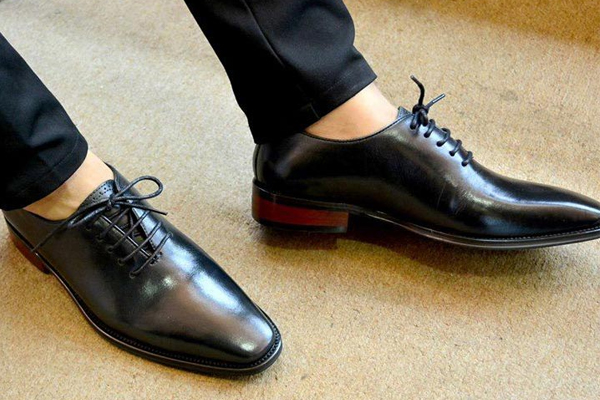 nen chon mua giay luoi hay giay tay buoc day cho phai manh.2