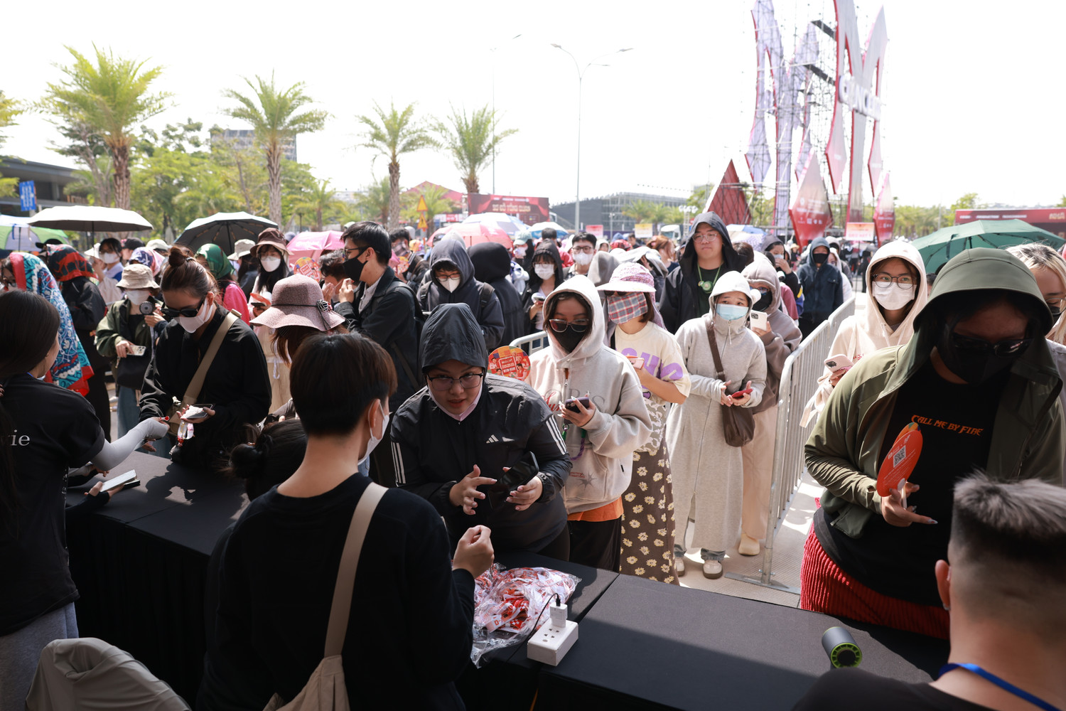 Khán giả đội nắng đến đổi vòng dự concert.