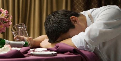 Triệu chứng ngộ độc rượu methanol ban đầu giống như say rượu