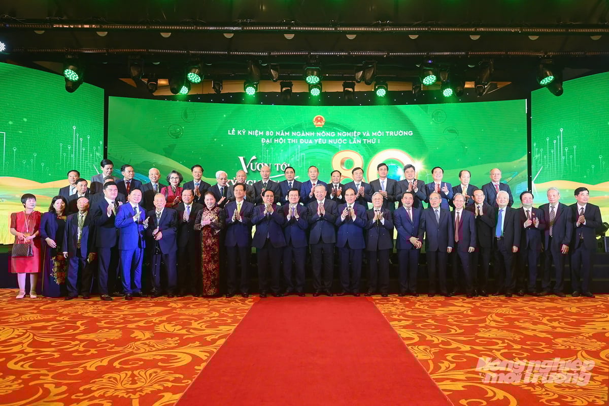 Tổng Bí thư Tô Lâm cùng các lãnh đạo, nguyên lãnh đạo Đảng, Nhà nước chụp ảnh lưu niệm với lãnh đạo Bộ, nguyên lãnh đạo Bộ Nông nghiệp và Môi trường. Ảnh: Tùng Đinh.