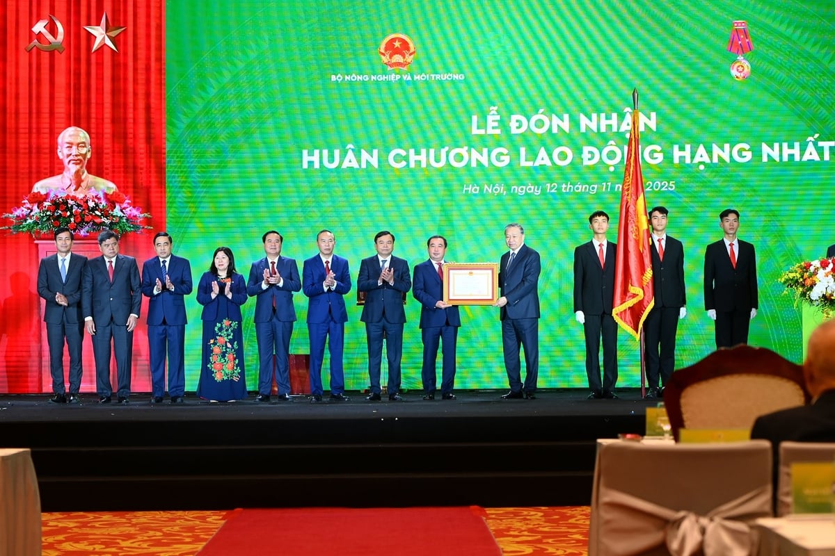 Tổng Bí thư Tô Lâm thay mặt lãnh đạo Đảng, Nhà nước trao tặng Huân chương Lao động hạng Nhất cho Bộ Nông nghiệp và Môi trường. Ảnh: Tùng Đinh.