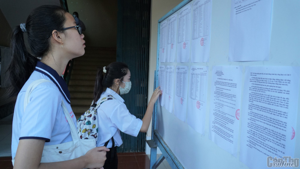 TS xem số phòng thi tại Hội đồng coi thi Trường THPT Thực hành Sư phạm, Trường Đại học Cần Thơ. Ảnh: B.Ngọc