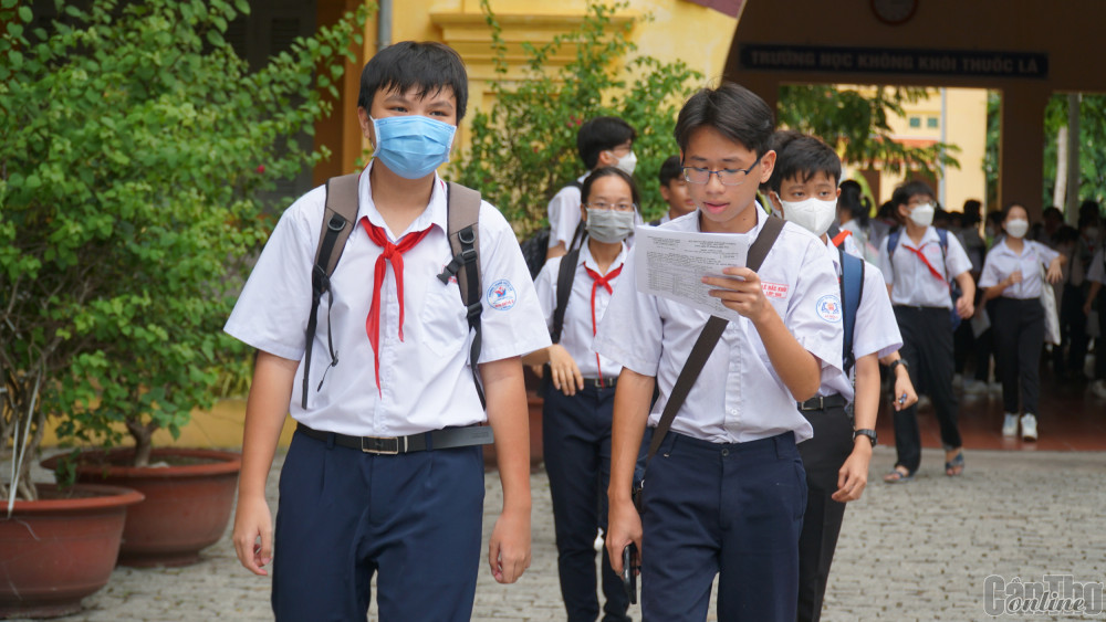 TS ra về sau giờ thi môn tiếng Anh tại Hội đồng coi thi Trường THPT Châu Văn Liêm. Ảnh: B.Ngọc