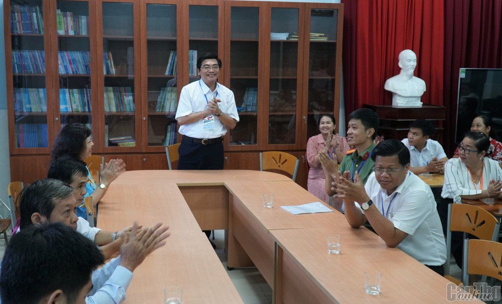 Ông Trần Thanh Bình, Giám đốc Sở Giáo dục và Đào tạo TP Cần Thơ thăm, động viên cán bộ thực hiện nhiệm vụ tại Hội đồng coi thi Trường THPT Thực hành Sư phạm, Trường Đại học Cần Thơ. Ảnh: B.Ngọc