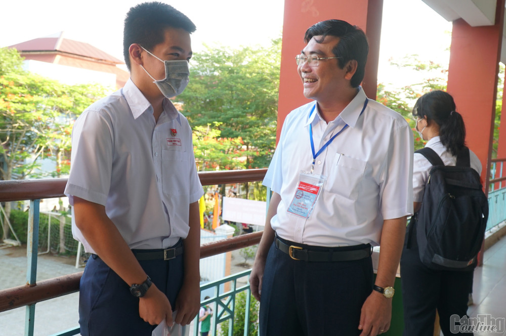 Ông Trần Thanh Bình, Giám đốc Sở Giáo dục và Đào tạo TP Cần Thơ động viên TS tại Hội đồng coi thi Trường THPT Thực hành Sư phạm, Trường Đại học Cần Thơ. Ảnh: B.Ngọc