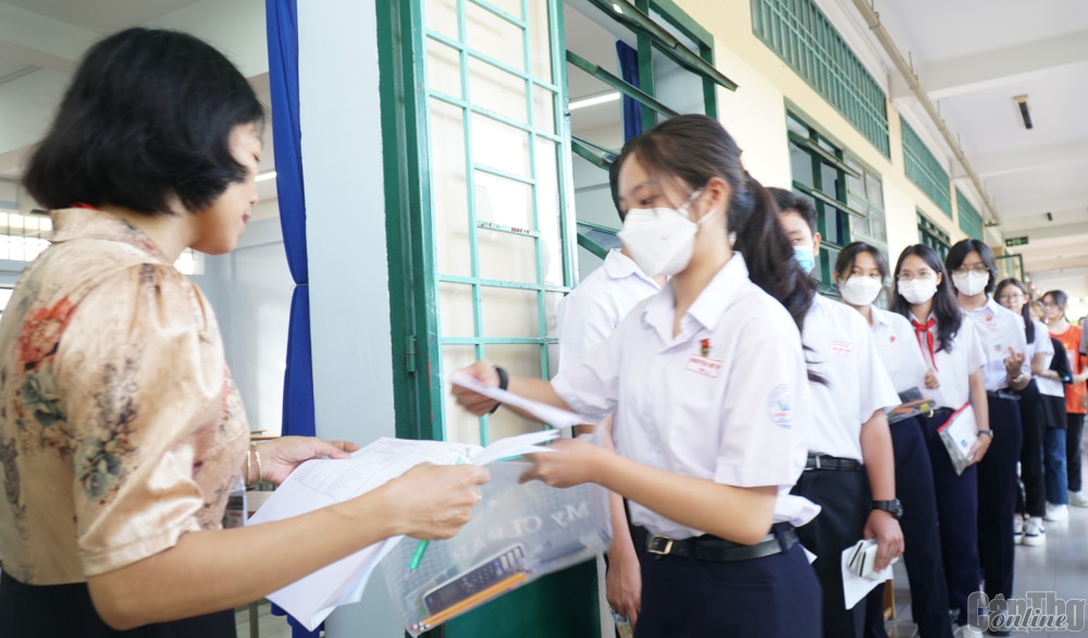 Cán bộ coi thi gọi tên TS vào phòng thi tại Hội đồng coi thi Trường THPT Thực hành Sư phạm, Trường Đại học Cần Thơ. Ảnh: B.Ngọc
