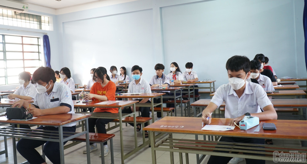 TS trước giờ thi tại Hội đồng coi thi Trường THPT Thực hành Sư phạm, Trường Đại học Cần Thơ. Ảnh: B.Ngọc