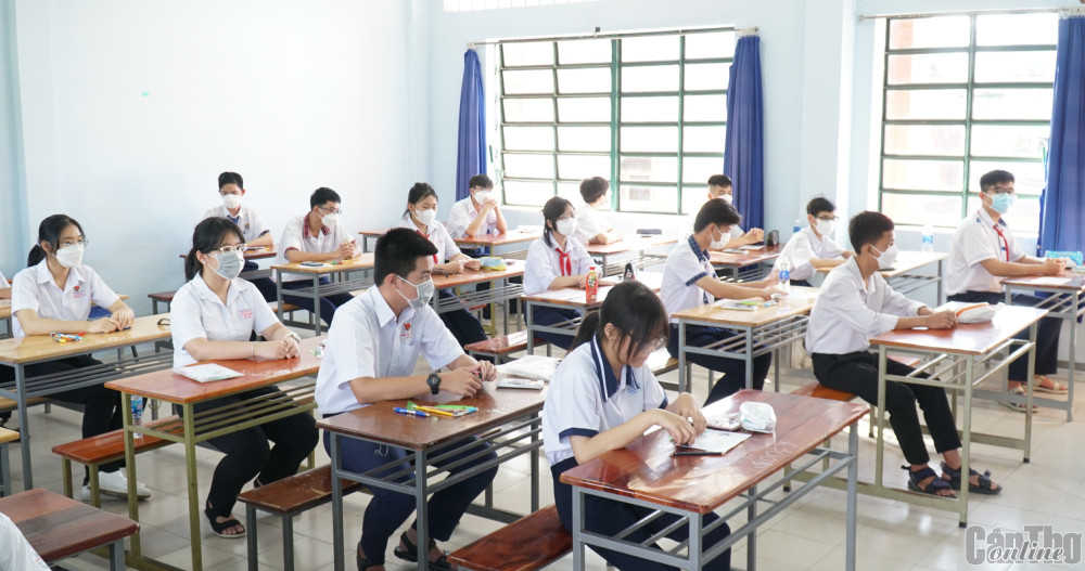TS trước giờ thi tại Hội đồng coi thi Trường THPT Thực hành Sư phạm, Trường Đại học Cần Thơ. Ảnh: B.Ngọc