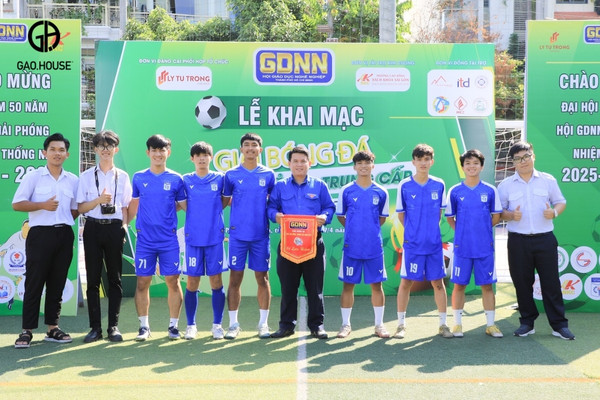 May áo lớp đồng phục của trường Lý Tự Trọng