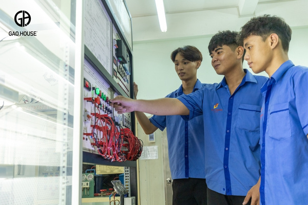 Áo sơ mi xanh đồng phục trường Lý Tự Trọng