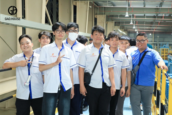 Áo sơ mi đồng phục của trường Lý Tự Trọng