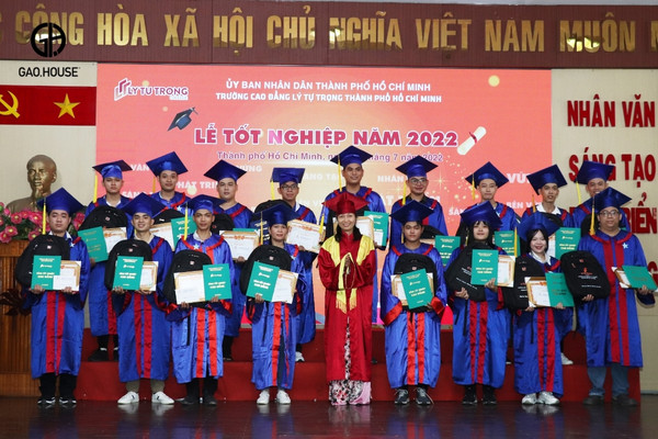 Áo tốt nghiệp đồng phục cao đẳng Lý Tự Trọng