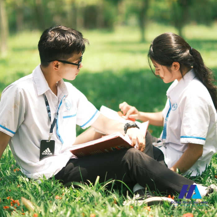 Đồng phục UEL với thiết kết thanh lịch và nhẹ nhàng