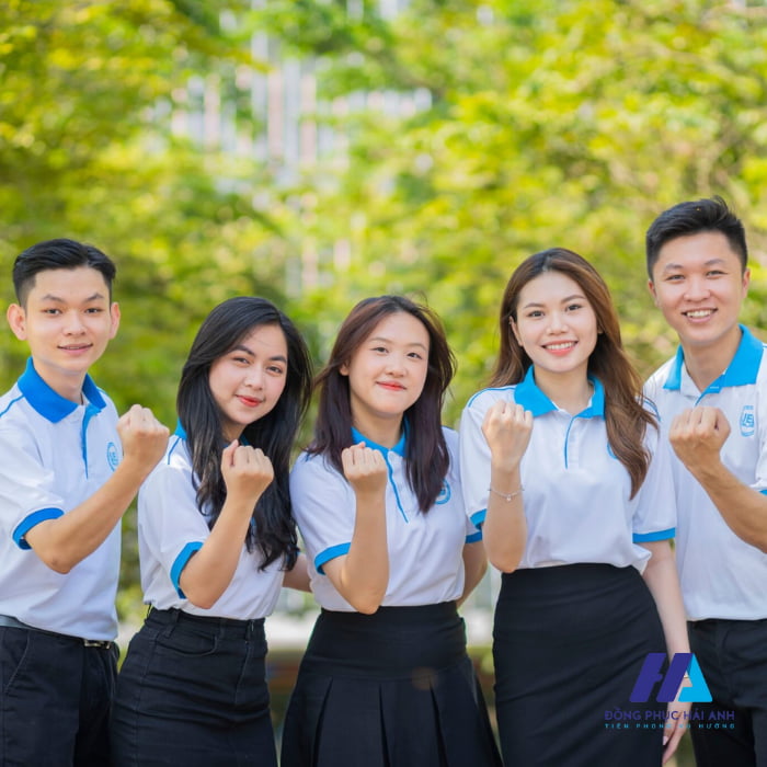 Đồng phục ĐH UEL sử dụng các màu sắc thương hiệu là trắng và xanh dương