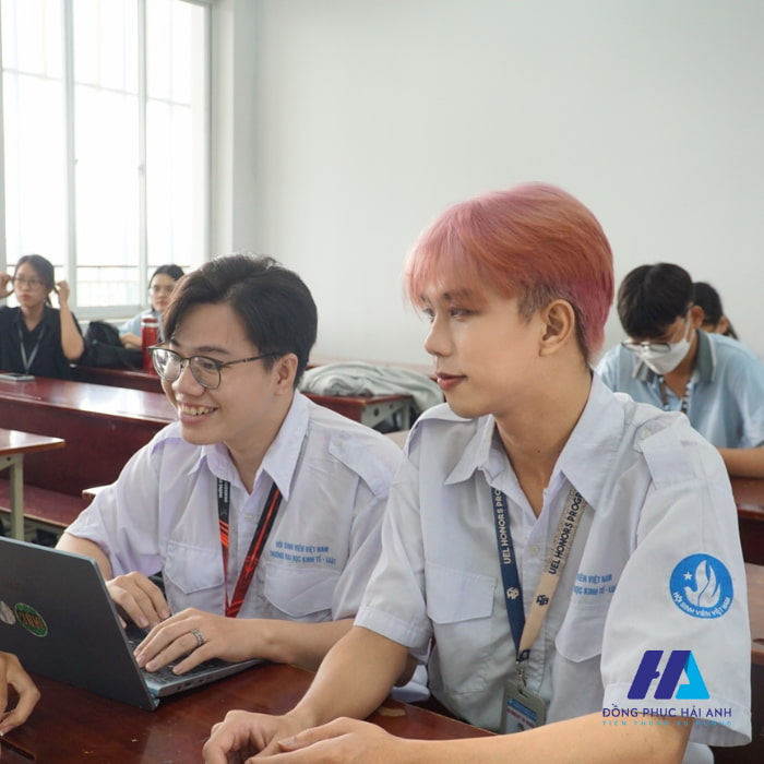 áo sơ mi đồng phục đoàn đội trường UEL đại học kinh tế luật TP HCM với logo đặc trưng