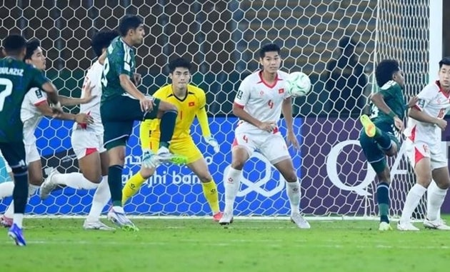 Thủ môn Trần Trung Kiên được huấn luyện viên U23 Saudi Arabia khen ngợi sau trận đấu.