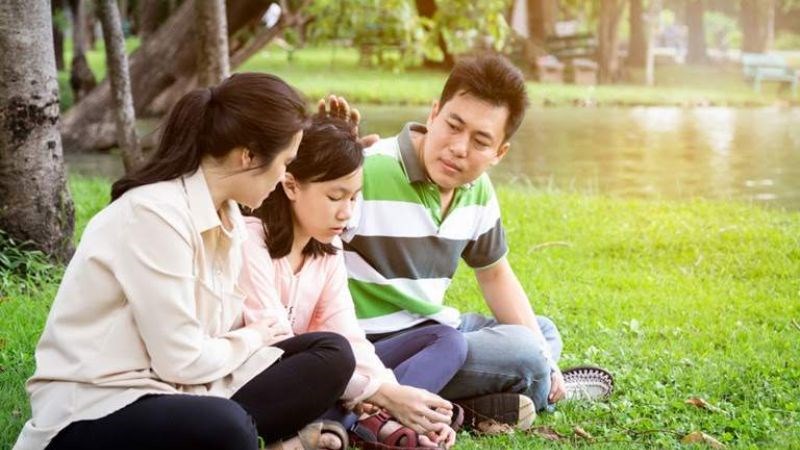 Bố mẹ cần giải thích rõ tác hại của nghiện game.