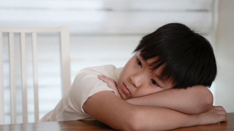 Đắm mình trong trò chơi thế giới ảo khiến trẻ ít tương tác xã hội.