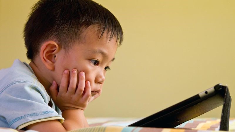 Chơi game nhiều có thể gây tổn hại cho cơ thể của trẻ.