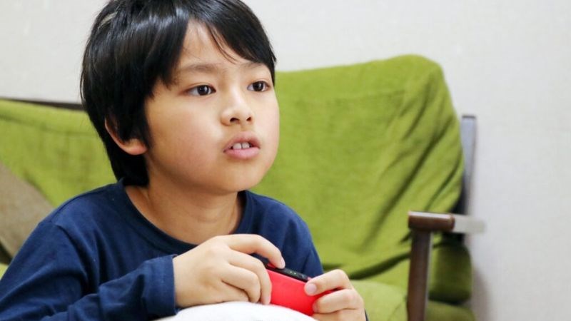 Trẻ nghiện game thường xuyên ngồi trước máy tính có thể gặp nhiều vấn đề sức khoẻ.